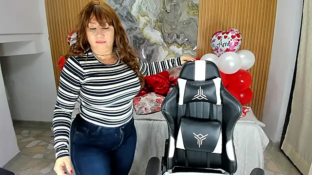 Snapshot of Danna_topless chatting on February 20, 12:04 pm Danna topless online show from February 20, 12:04 pm