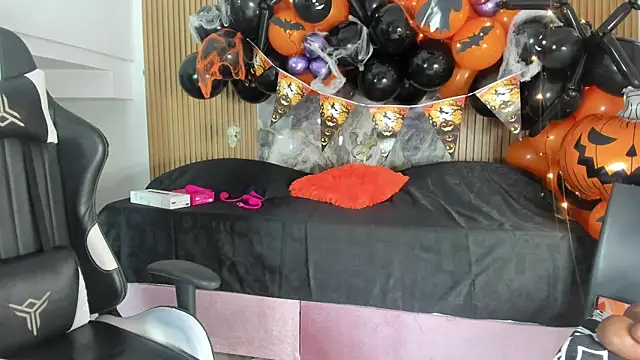 Snapshot of Danna_topless chatting on October 22, 12:05 pm Danna topless online show from October 22, 12:05 pm