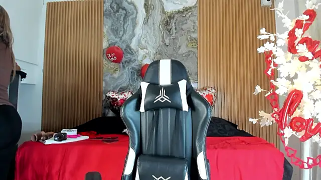 Snapshot of Danna_topless chatting on February 12, 12:00 pm Danna topless online show from February 12, 12:00 pm