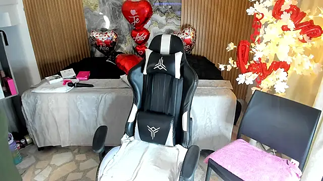 Snapshot of Danna_topless chatting on March 11, 12:00 pm Danna topless online show from March 11, 12:00 pm