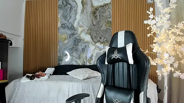 Snapshot of Danna_topless chatting on March 27, 12:05 pm Danna topless online show from March 27, 12:05 pm