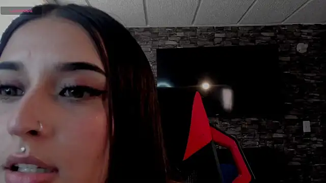 Snapshot of Charlotte_greys chatting on February 18, 8:05 pm Charlotte greys online show from February 18, 8:05 pm