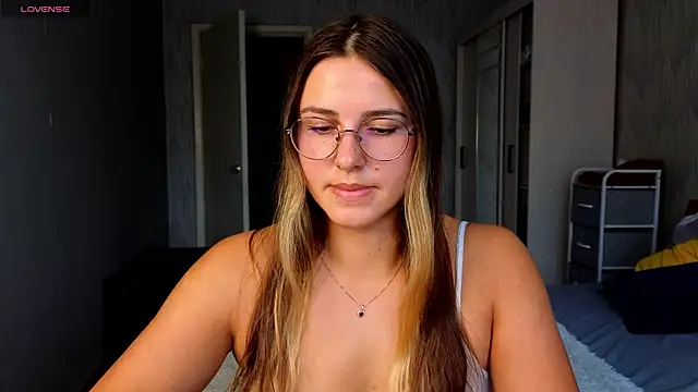 Snapshot of sophia_euphoriaa chatting on July 20, 9:01 am sophia euphoriaa online show from July 20, 9:01 am