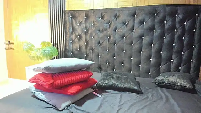 Snapshot of Laross25 chatting on May 8, 8:14 pm Laross25 online show from May 8, 8:14 pm