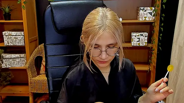 Moon13152 online show from December 7, 4:03 pm