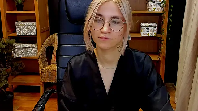 Moon13152 online show from December 7, 7:10 pm