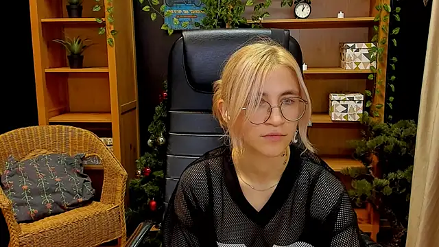 Moon13152 online show from December 10, 5:55 pm