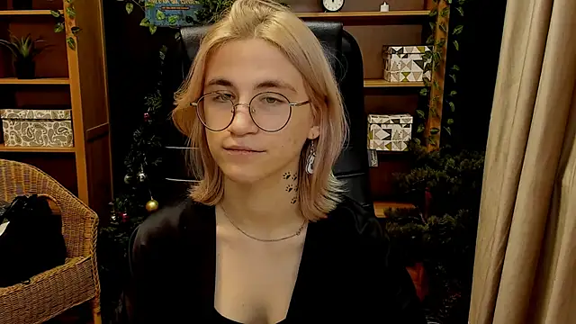 Moon13152 online show from December 12, 9:48 pm