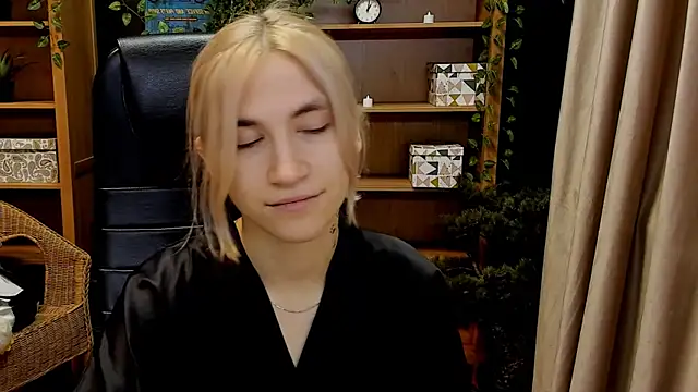 Moon13152 online show from December 14, 8:29 pm