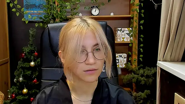 Moon13152 online show from December 18, 8:57 pm