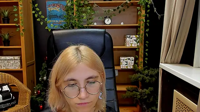 Moon13152 online show from December 19, 12:02 am