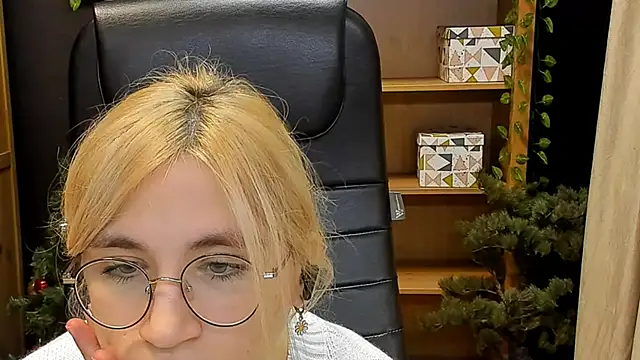 Moon13152 online show from December 26, 12:25 am