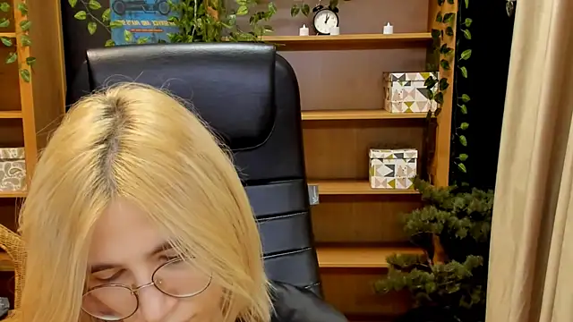 Moon13152 online show from December 26, 9:15 pm