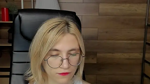 Moon13152 online show from December 28, 8:15 pm