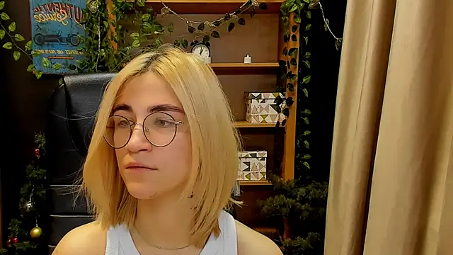 Moon13152 online show from December 30, 4:19 pm