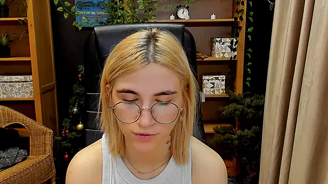 Moon13152 online show from January 2, 6:18 am