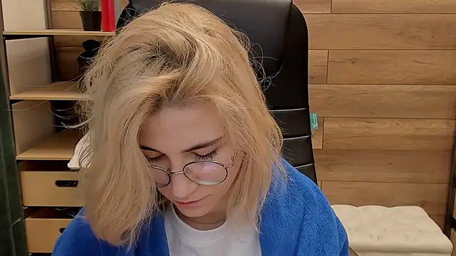 Moon13152 online show from January 2, 10:22 pm