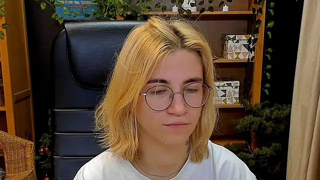 Moon13152 online show from January 3, 9:36 pm