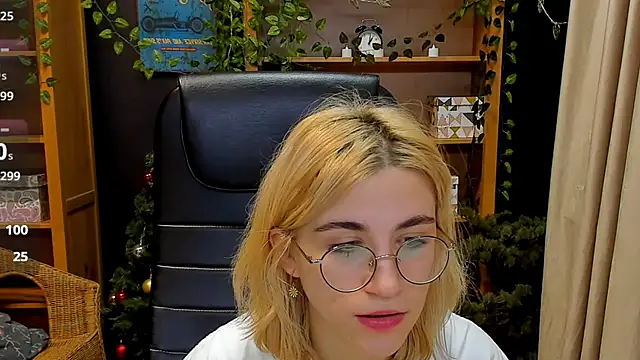 Moon13152 online show from January 4, 12:37 am