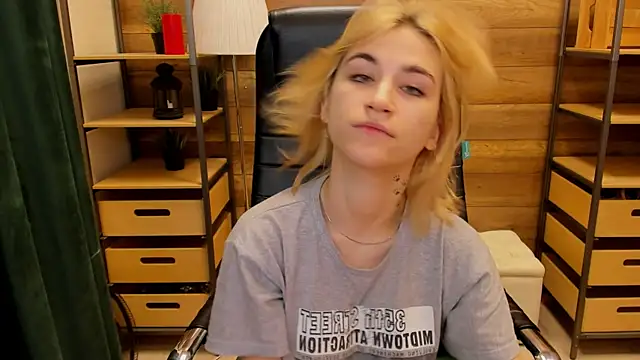 Moon13152 online show from January 5, 3:34 pm