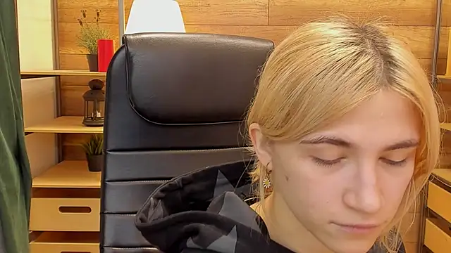 Moon13152 online show from January 11, 9:25 pm