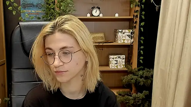 Moon13152 online show from January 19, 5:18 pm