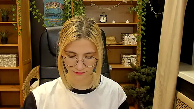 Moon13152 online show from February 1, 9:08 pm