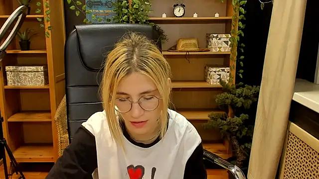 Moon13152 online show from February 2, 12:09 am