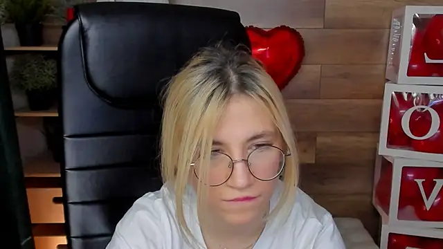 Moon13152 online show from February 15, 12:26 am