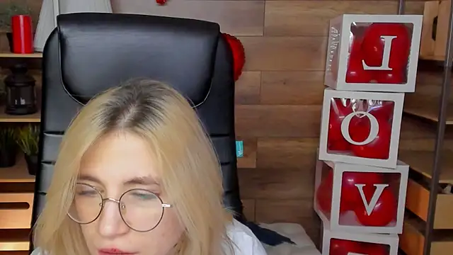 Moon13152 online show from February 15, 3:31 am