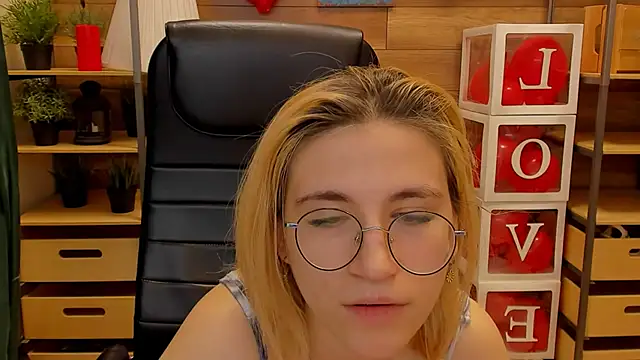 Moon13152 online show from February 24, 10:03 pm