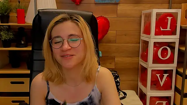 Moon13152 online show from February 25, 1:09 am