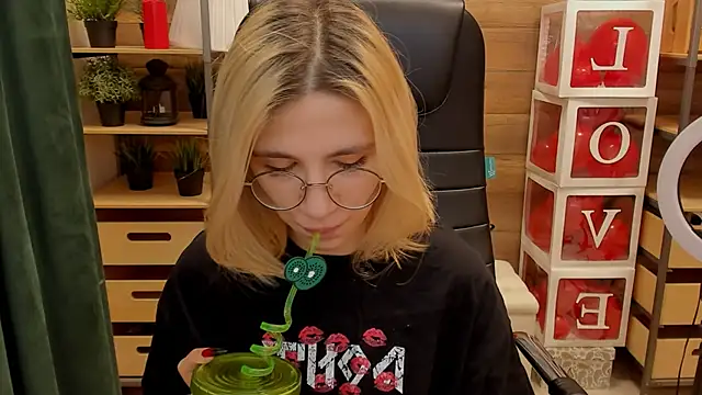 Moon13152 online show from February 28, 3:59 pm