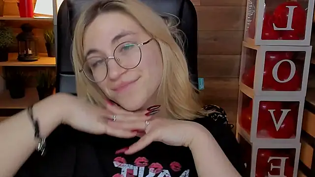 Moon13152 online show from March 1, 1:43 am