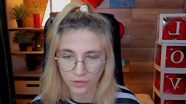 Moon13152 online show from March 1, 8:42 pm