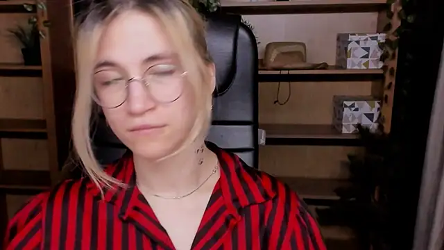 Moon13152 online show from March 7, 4:00 pm