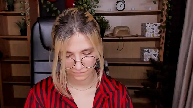 Moon13152 online show from March 7, 7:05 pm