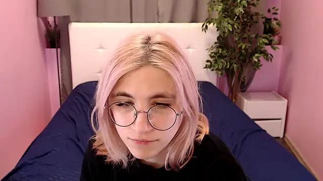 Moon13152 online show from March 22, 6:58 pm