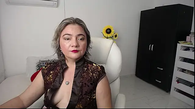 Snapshot of Chiraz_hasnaa chatting on January 3, 10:19 pm Chiraz hasnaa online show from January 3, 10:19 pm