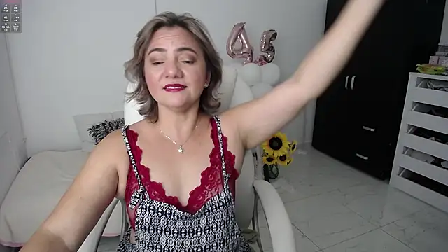 Snapshot of Chiraz_hasnaa chatting on January 25, 12:26 pm Chiraz hasnaa online show from January 25, 12:26 pm