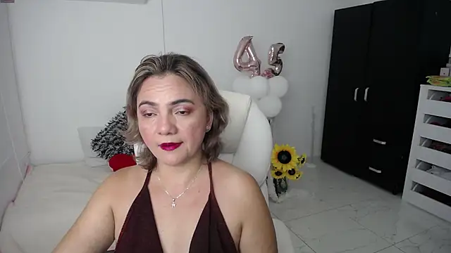 Snapshot of Chiraz_hasnaa chatting on January 27, 11:54 pm Chiraz hasnaa online show from January 27, 11:54 pm