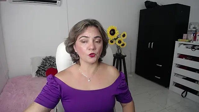 Snapshot of Chiraz_hasnaa chatting on February 18, 1:43 am Chiraz hasnaa online show from February 18, 1:43 am