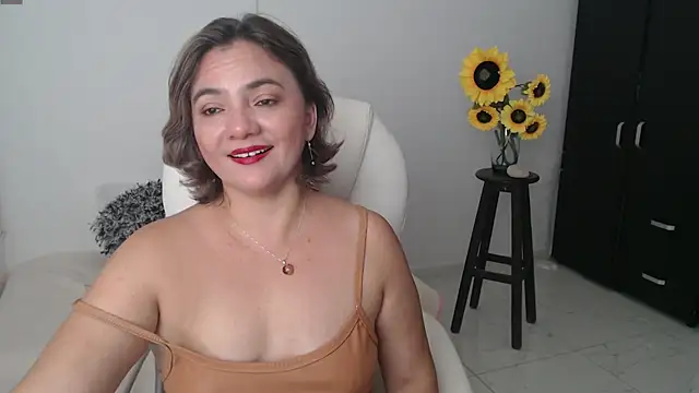 Snapshot of Chiraz_hasnaa chatting on March 21, 12:51 am Chiraz hasnaa online show from March 21, 12:51 am