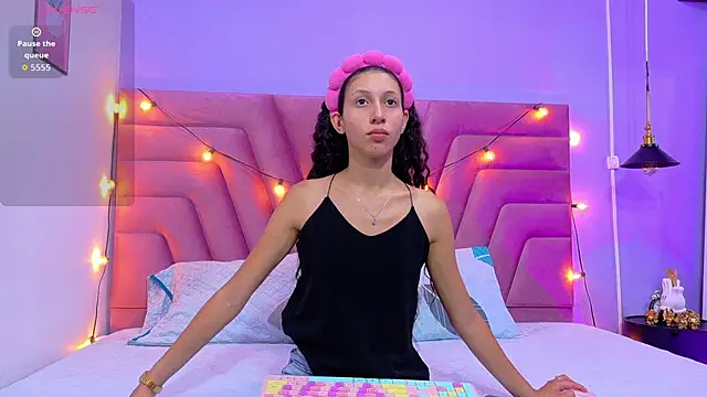 Snapshot of Beautifulskinny18 chatting on October 14, 8:31 pm Beautifulskinny18 online show from October 14, 8:31 pm