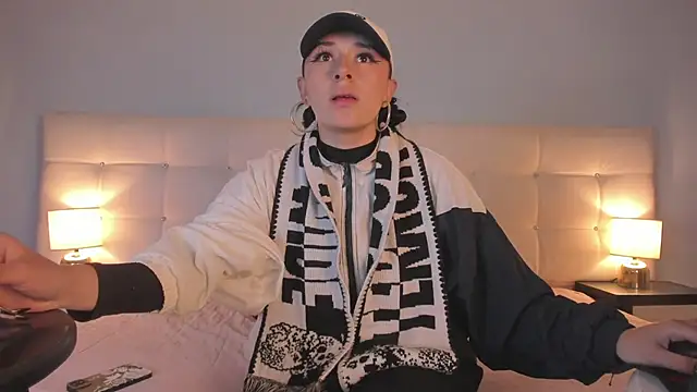 Snapshot of Zowi_Hottiee chatting on February 5, 2:19 am Zowi Hottiee online show from February 5, 2:19 am