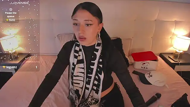 Snapshot of Zowi_Hottiee chatting on February 5, 5:20 am Zowi Hottiee online show from February 5, 5:20 am