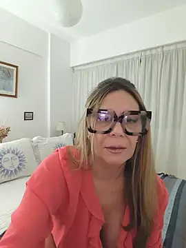 lolavalecuatro online show from July 18, 9:40 pm