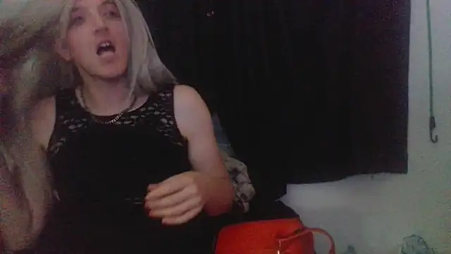 Snapshot of sexyblondetrans chatting on October 4, 9:40 am sexyblondetrans online show from October 4, 9:40 am