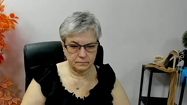 Snapshot of IrisDream chatting on October 10, 6:34 am IrisDream online show from October 10, 6:34 am