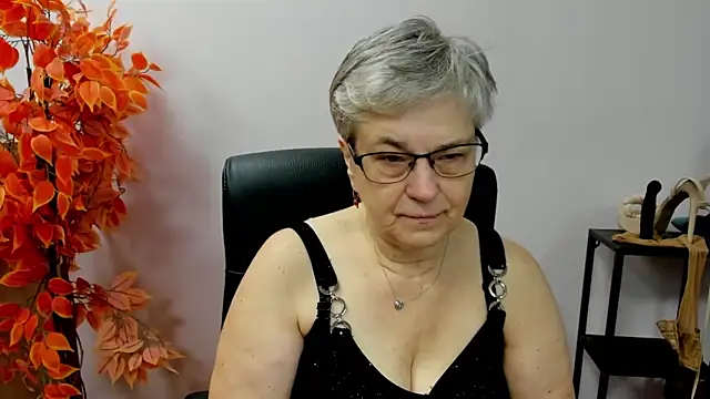 Snapshot of IrisDream chatting on October 16, 6:14 am IrisDream online show from October 16, 6:14 am